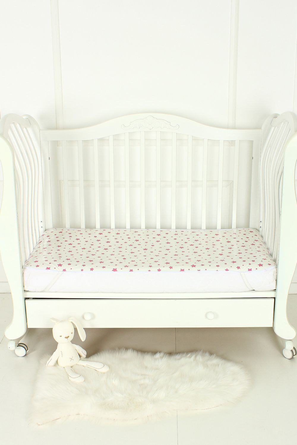 Клеенка на резинках (наматрасник) на детскую кроватку арт. КРМ-120х60/звездочка-розовая