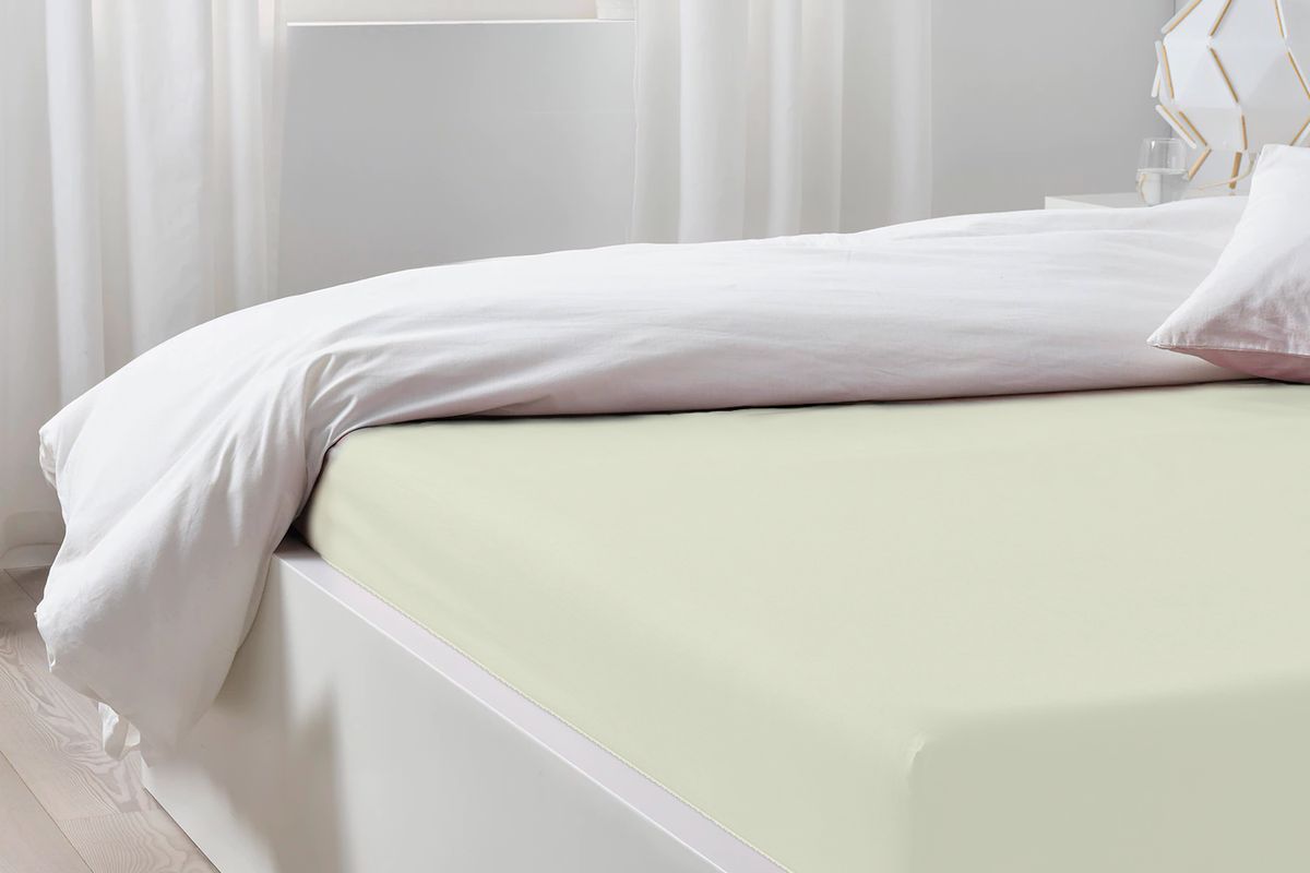 Трикотажная простынь на резинке - молочный