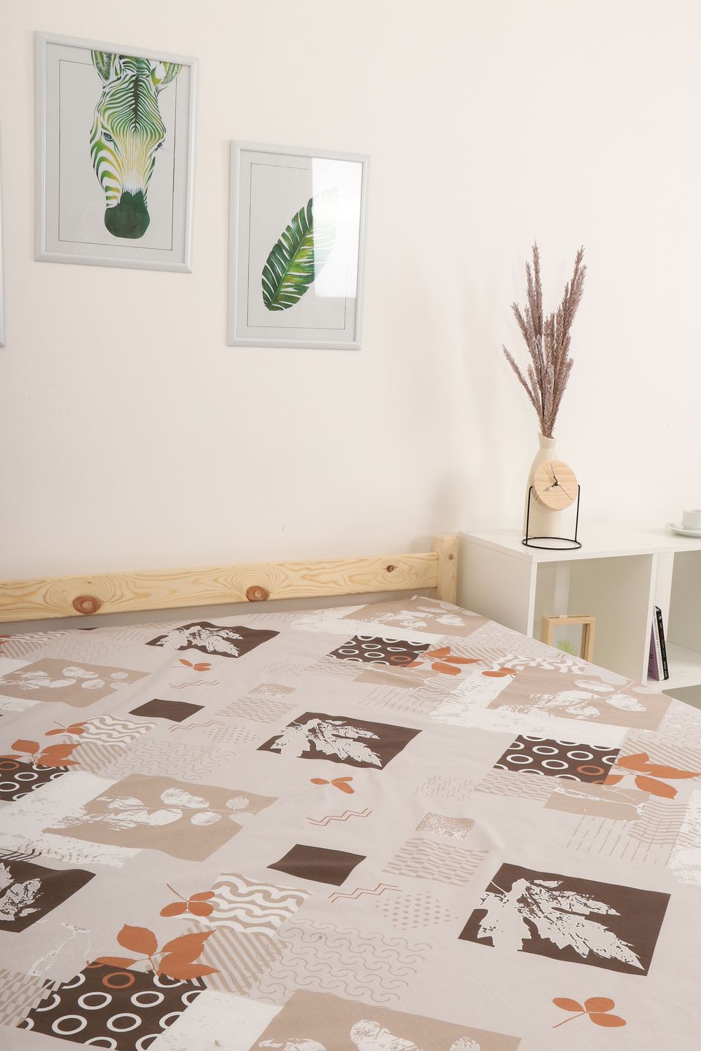 Простыня на резинке перкаль Опавшие листья - серый