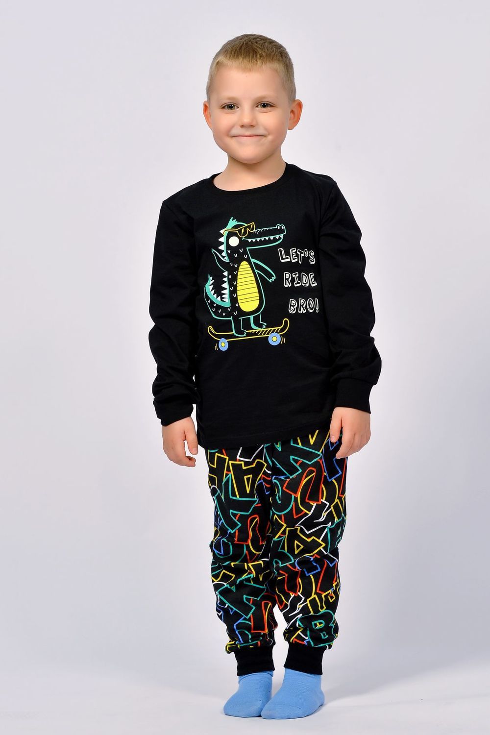 Пижама для мальчика 92209 - черный/цветные буквы