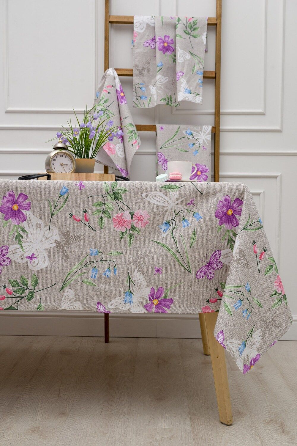 Скатерть бабочки и цветы - серо-бежевый