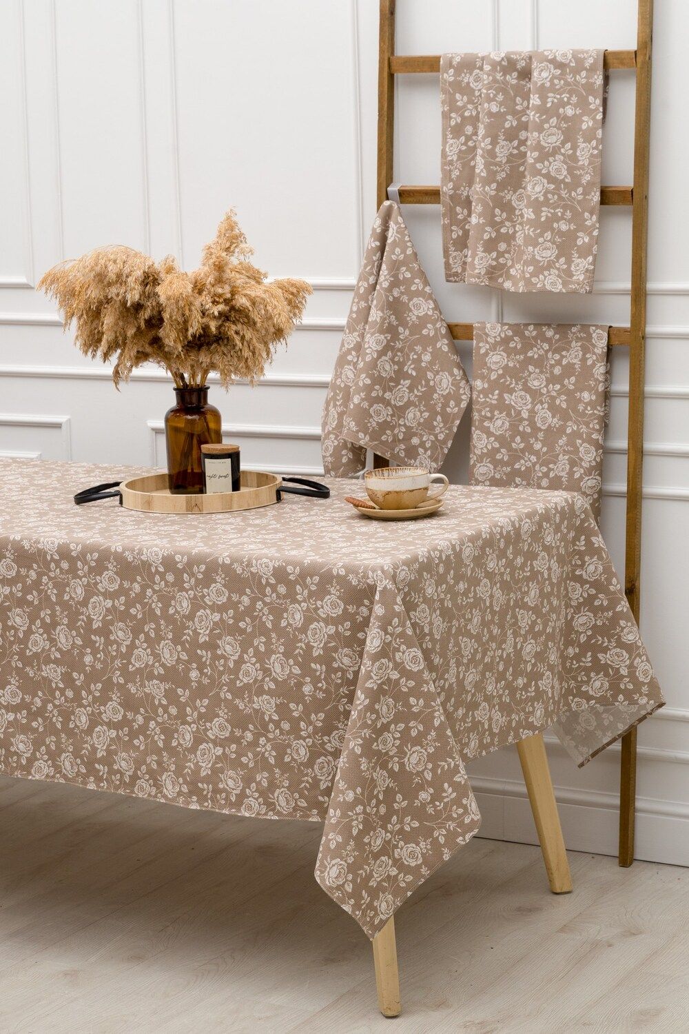 Скатерть Розы на льне - коричневый