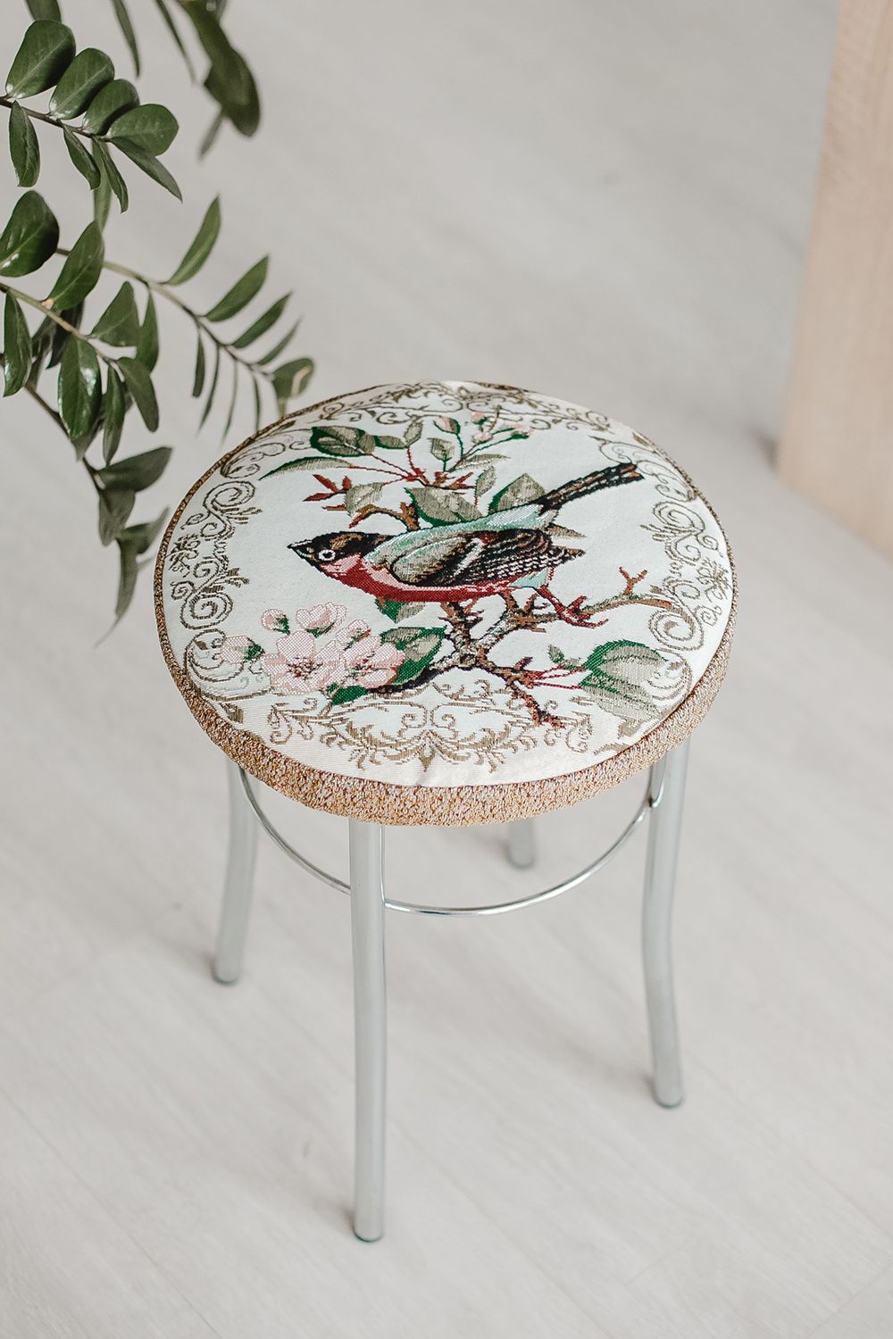 Сидушка на табурет круглая 32 - бежевый/птичка