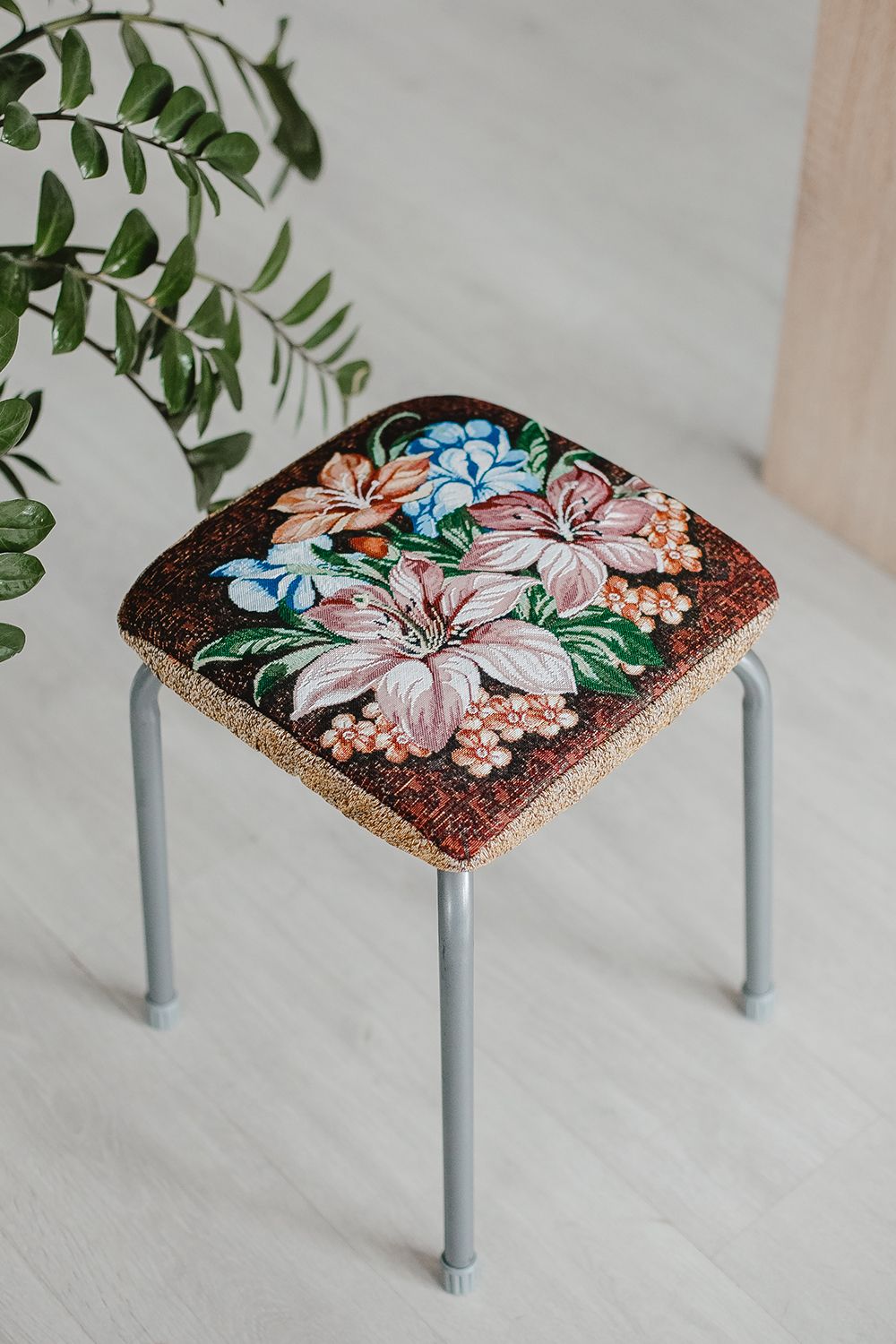 Сидушка на табурет квадратная 32х32 - коричневый/лилии