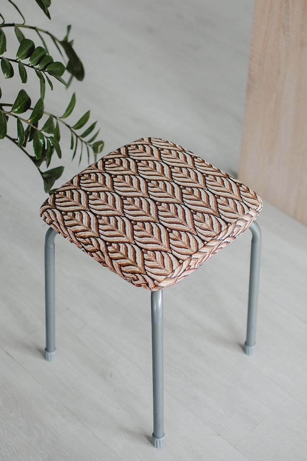 Сидушка на табурет квадратная 32х32 - бежевый/листок