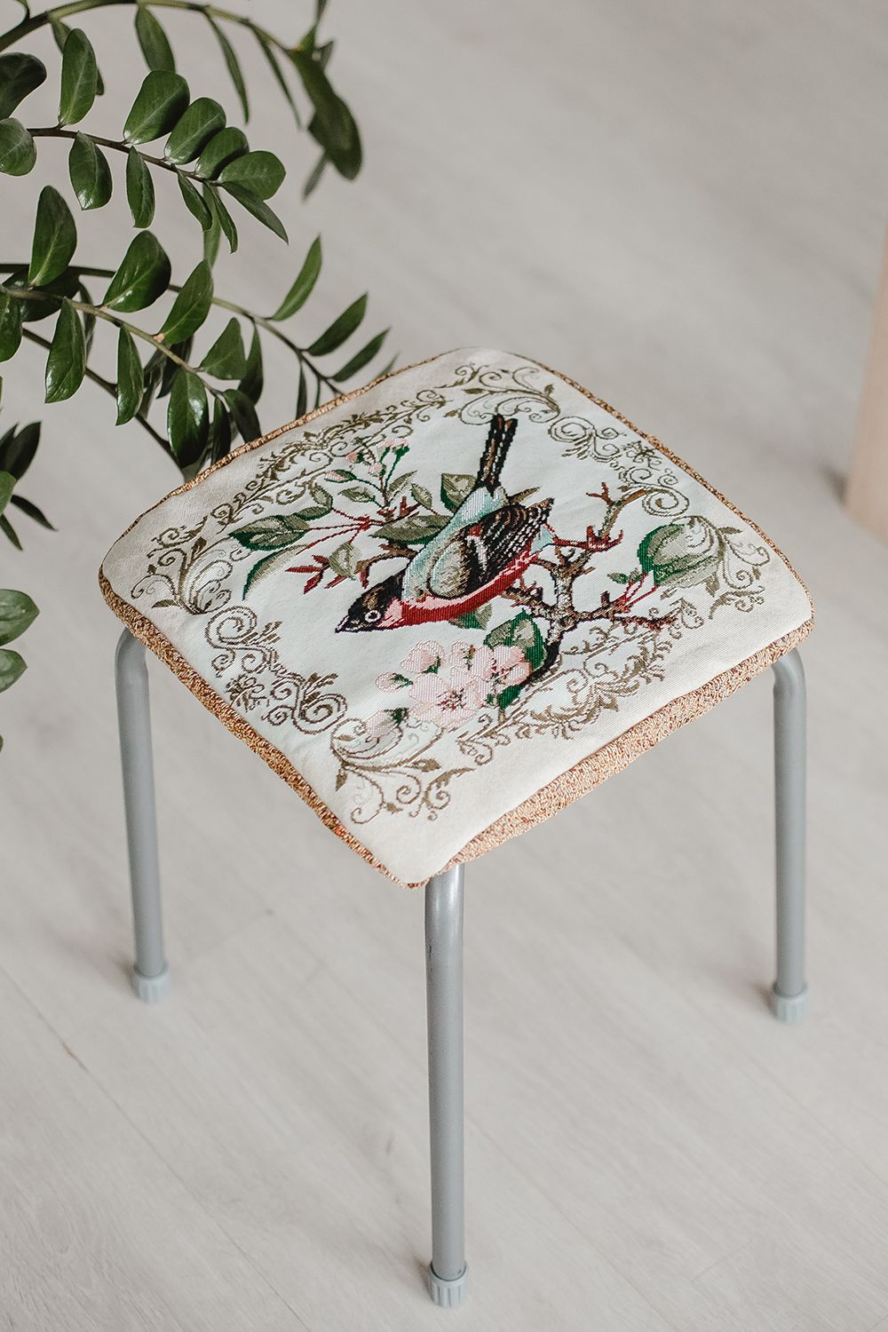 Сидушка на табурет квадратная 32х32 - птичка