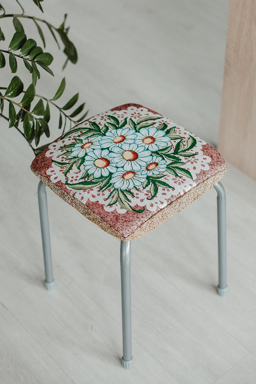 Сидушка на табурет квадратная 32х32 - белая ромашка