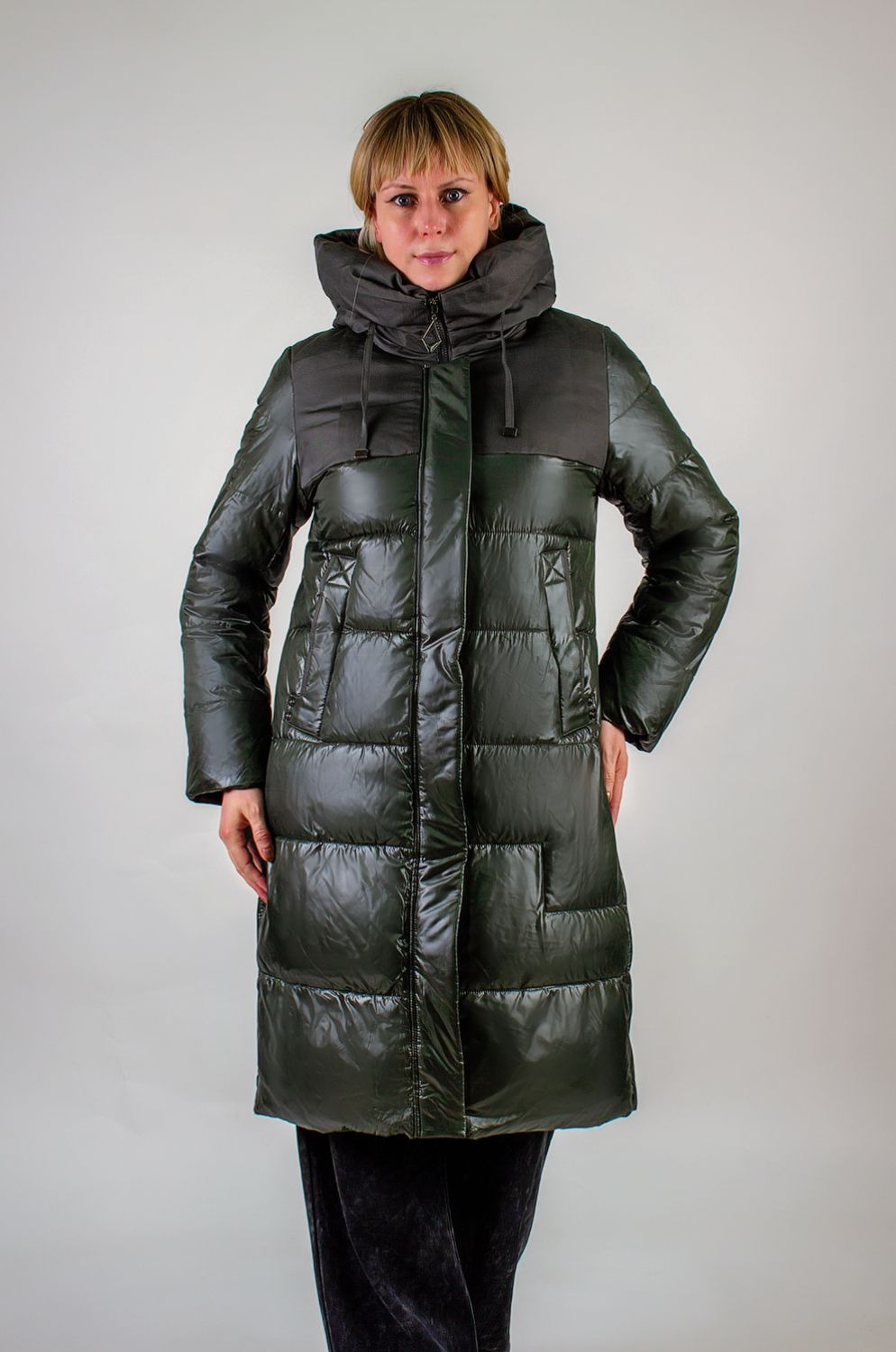 Зимняя удлиненная куртка с капюшоном арт. 221 - темный хаки