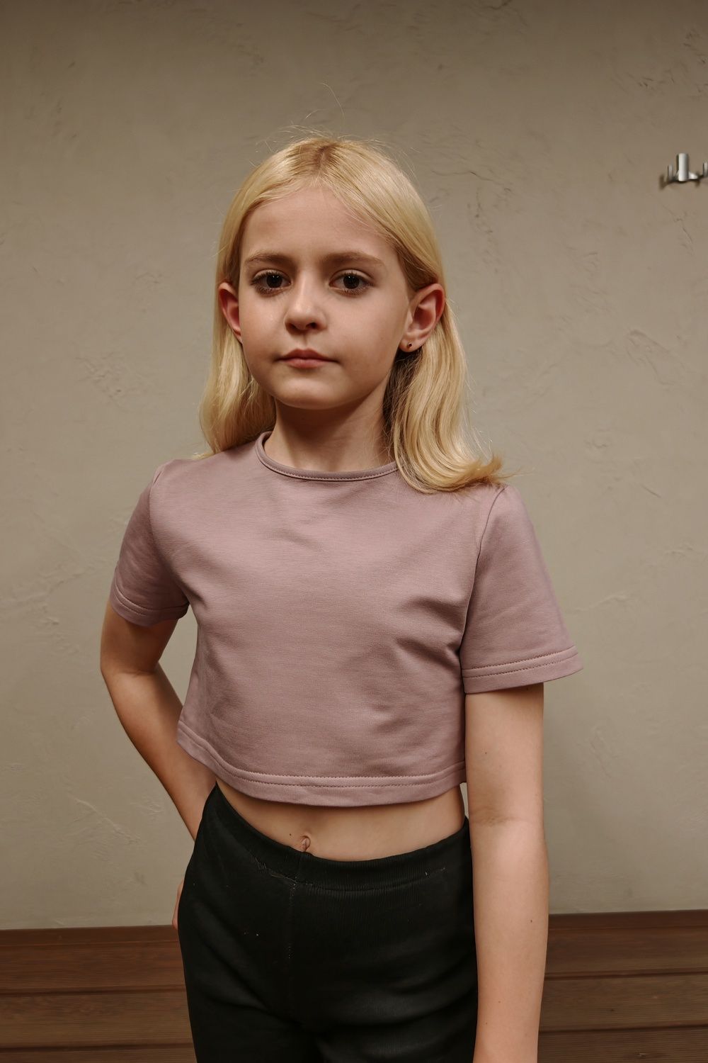 83908-1 футболка укороченная детская - пыльная роза