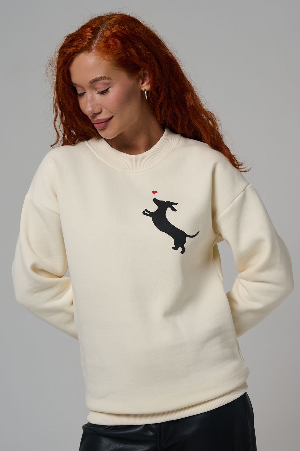 8576 женский свитшот оверсайз - молочный+собачка с сердцем