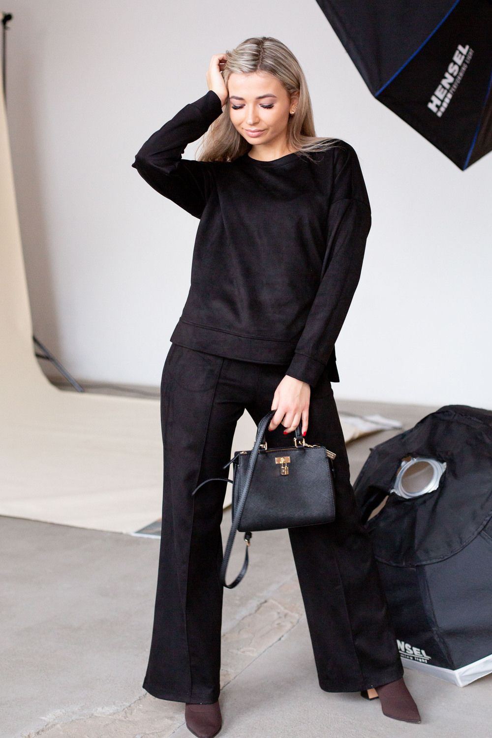 Костюм замшевый брючный 43043 - черный