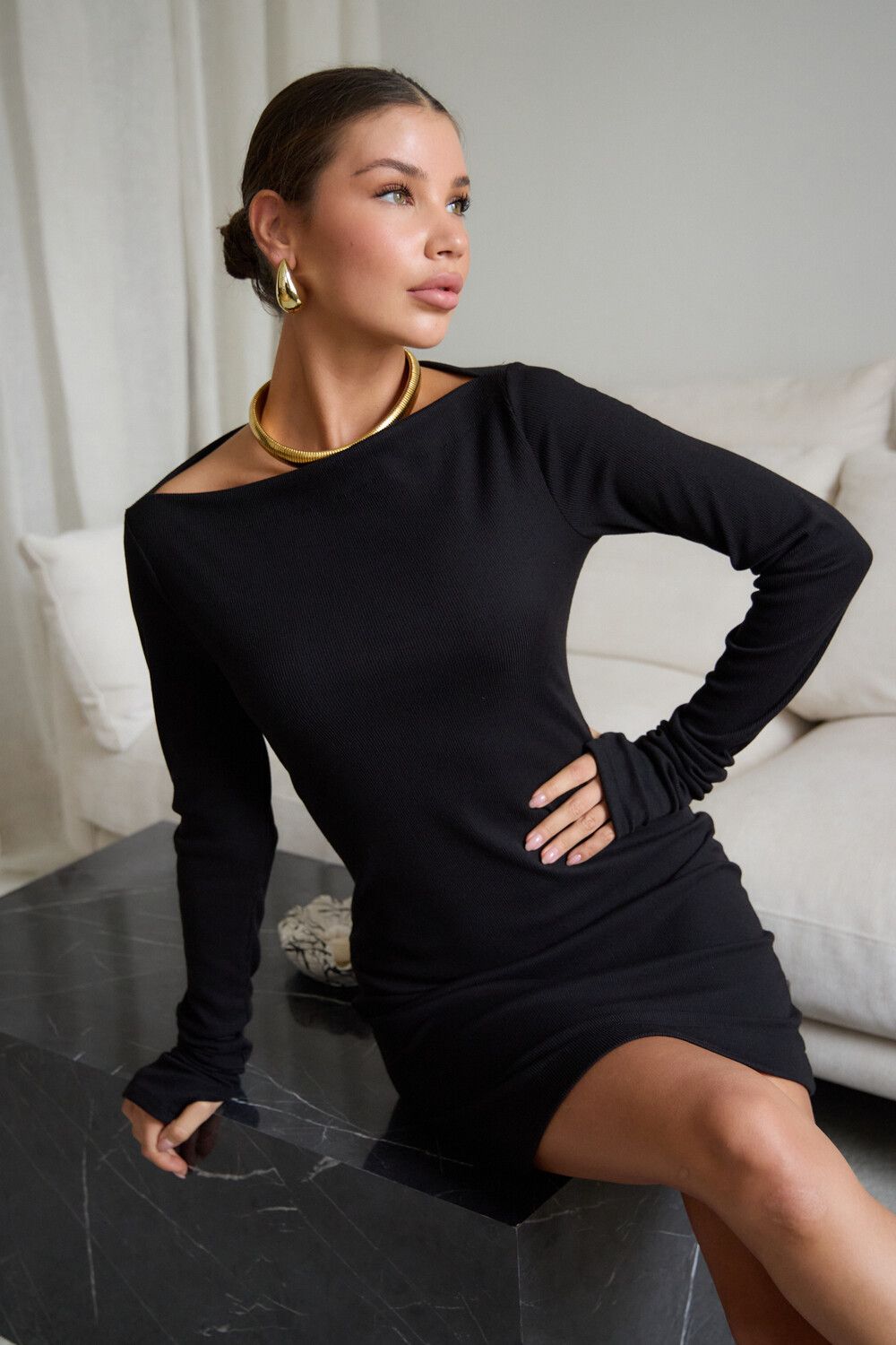 Платье лапша с открытыми плечами - черный