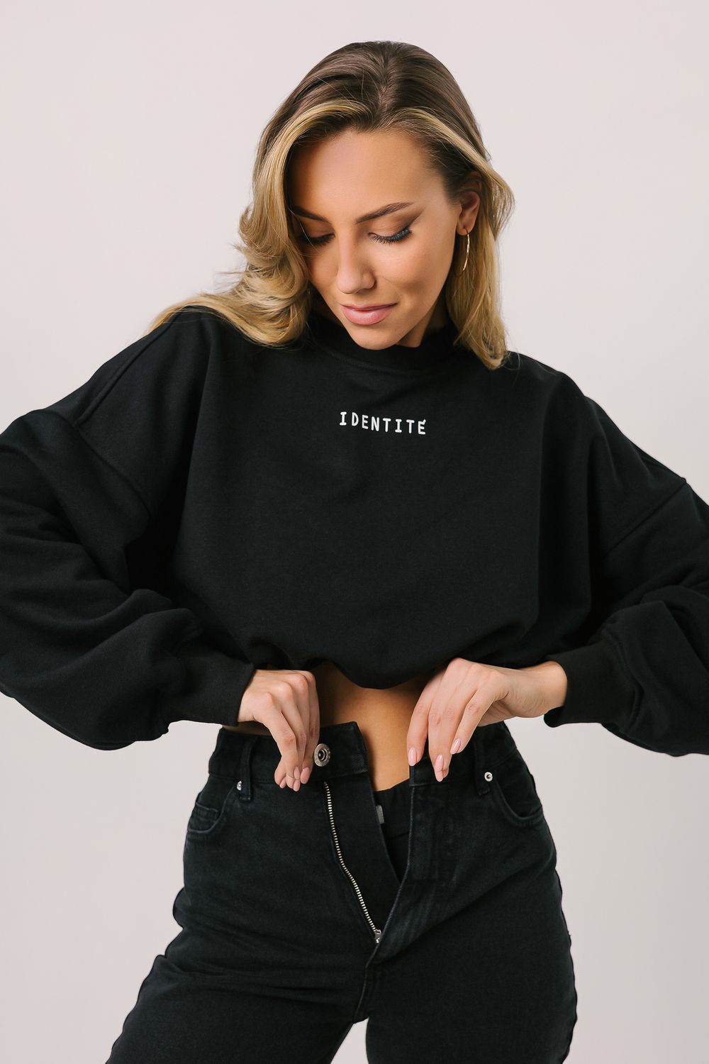 Свитшот женский укороченный - черный