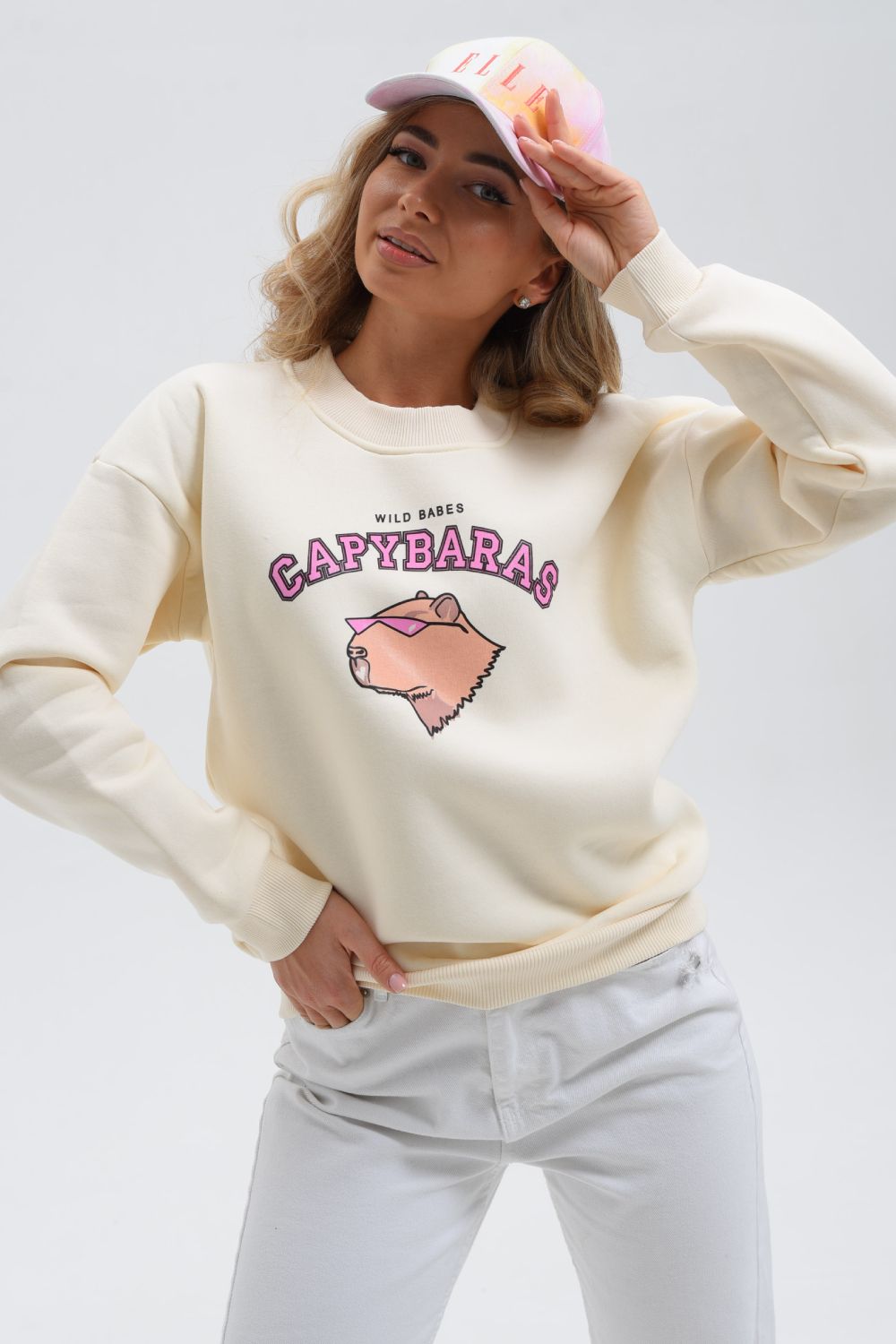8526 Женский свитшот оверсайз - молочный+Капибара