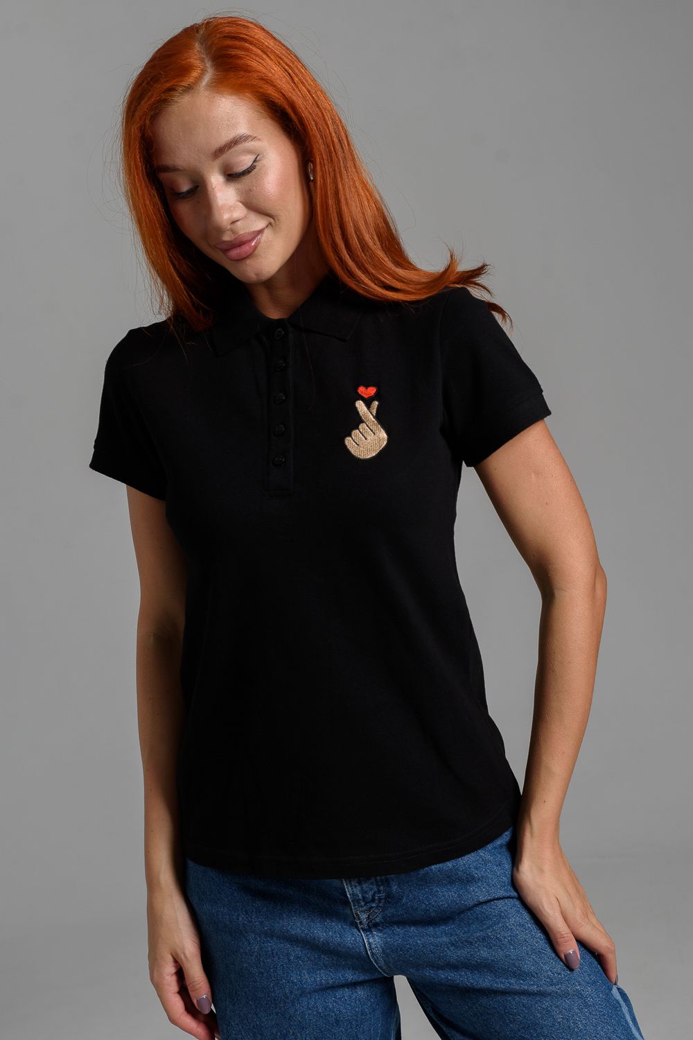 8524 футболка поло женская - черный+рука с сердцем