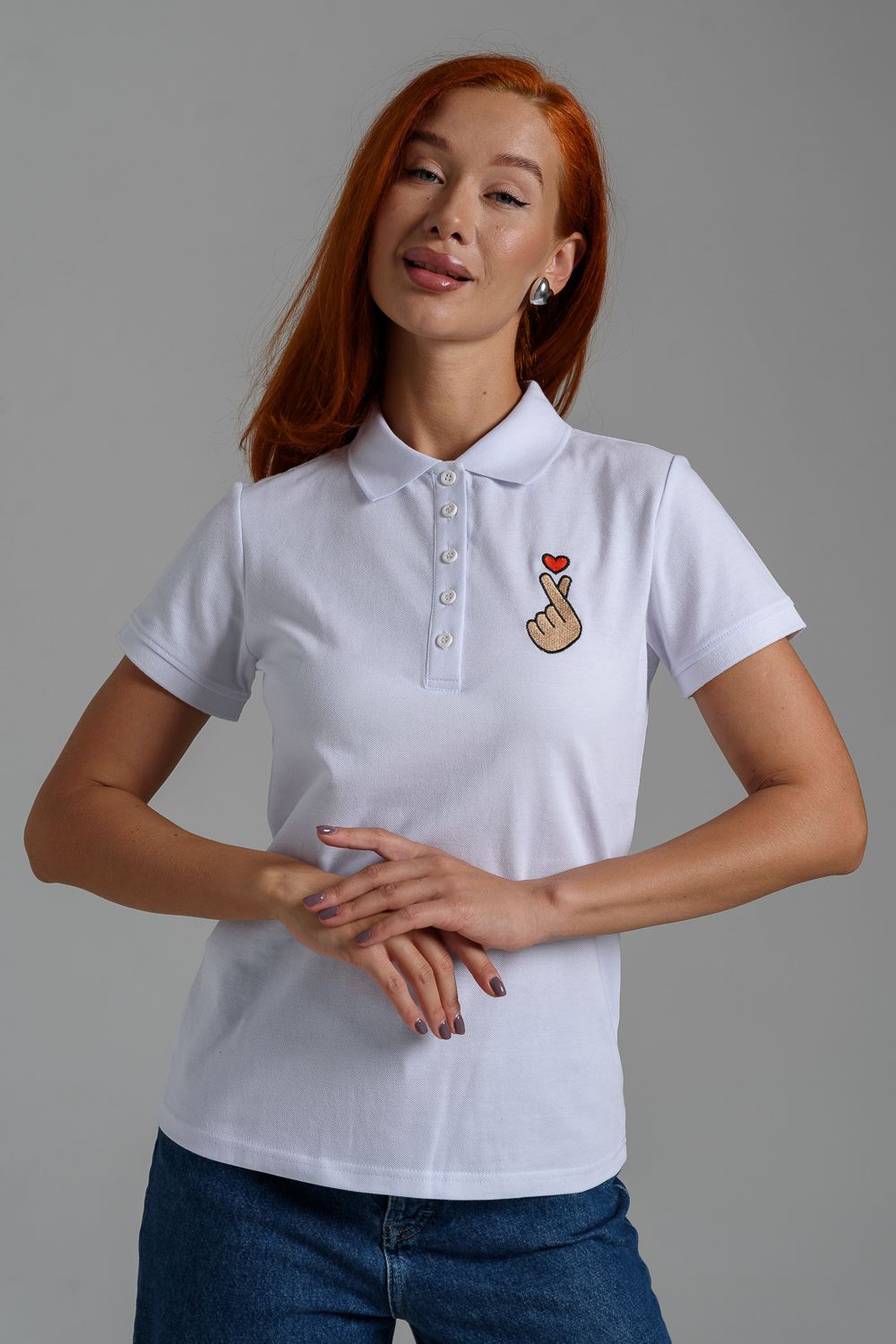 8524 футболка поло женская - белый+рука с сердцем