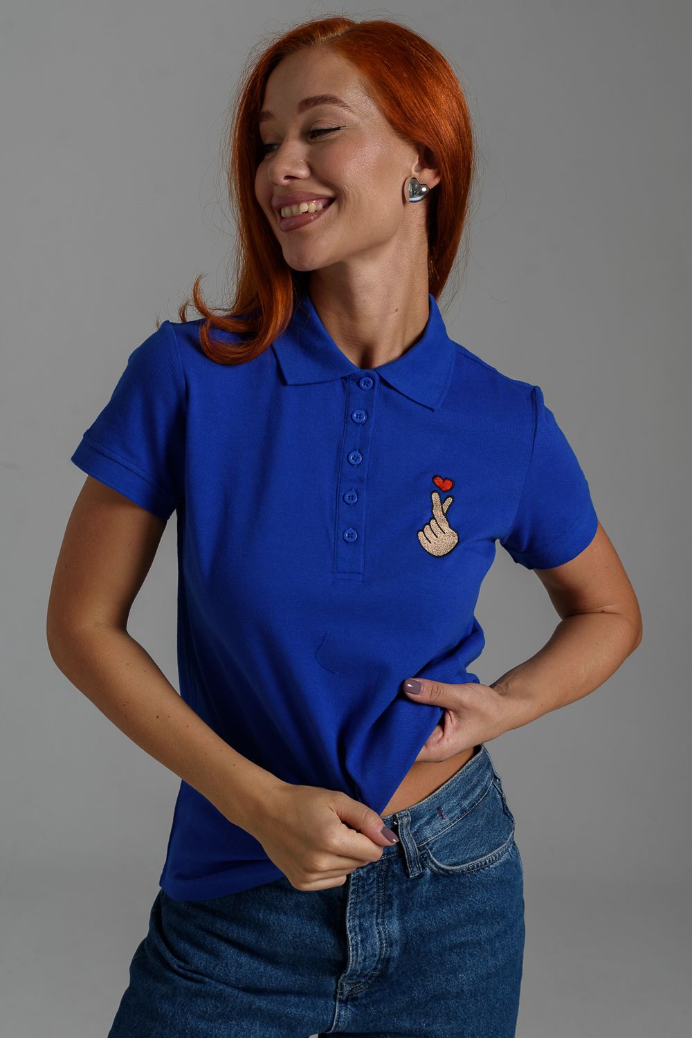 8524 футболка поло женская - индиго+рука с сердцем