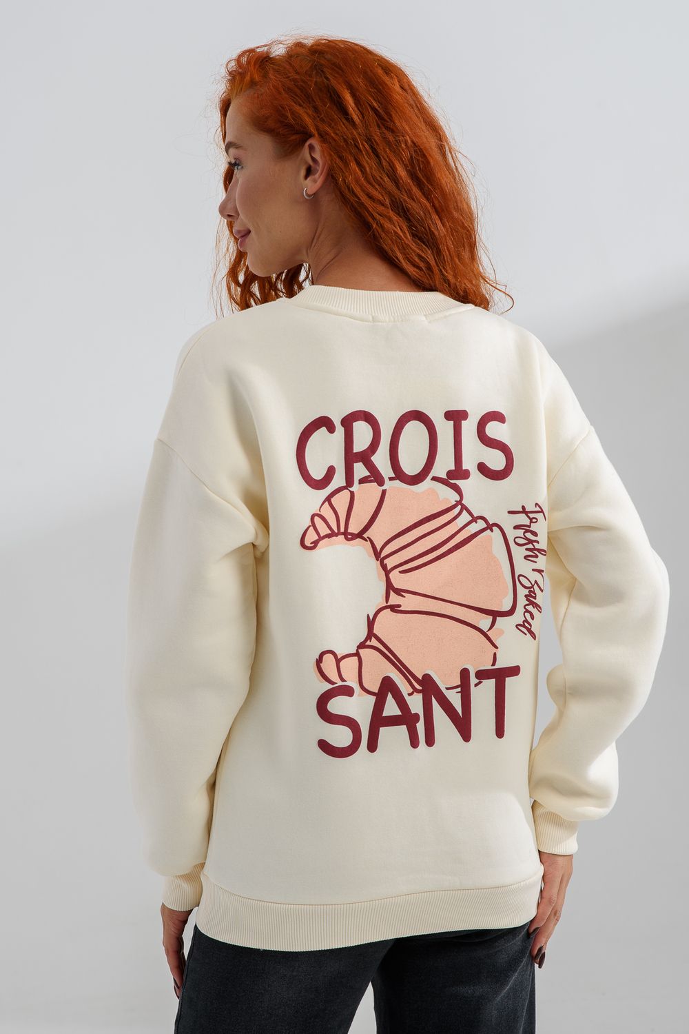 8572 женский свитшот оверсайз - молочный+круассан