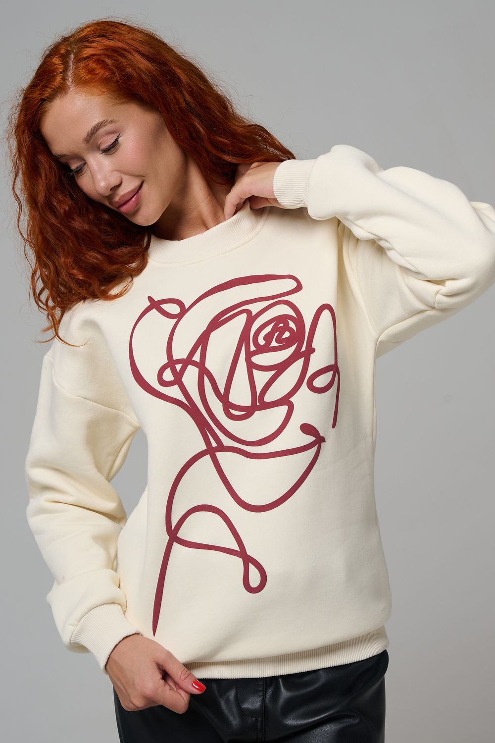 8577 женский свитшот оверсайз - молочный+роза