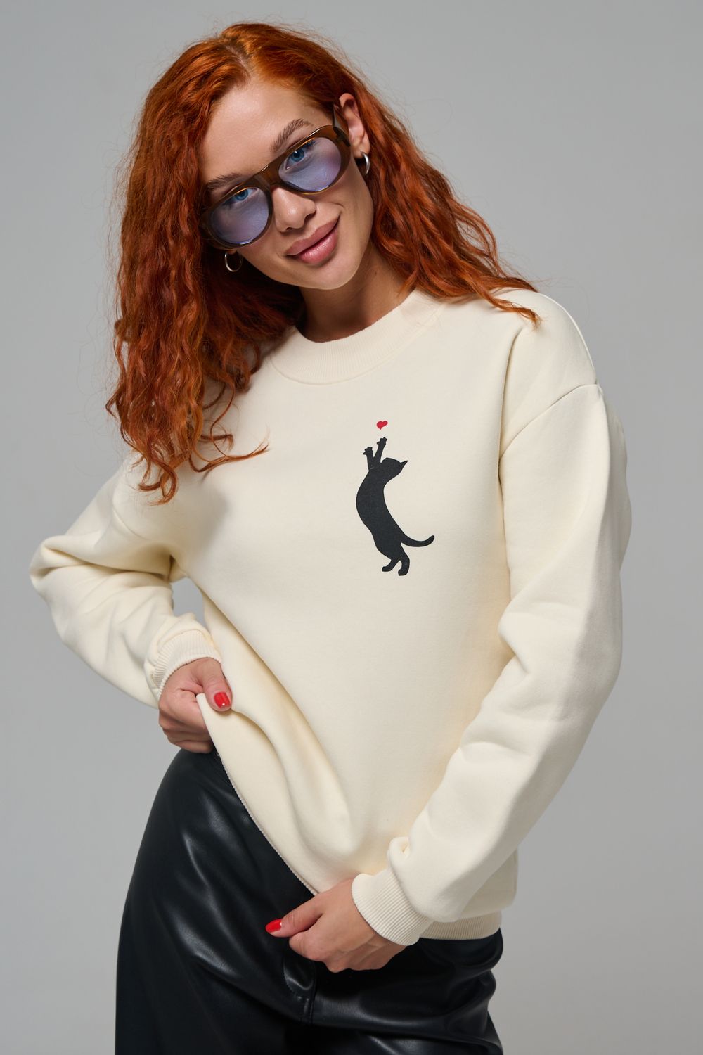 8576 женский свитшот оверсайз - молочный+котик с сердцем