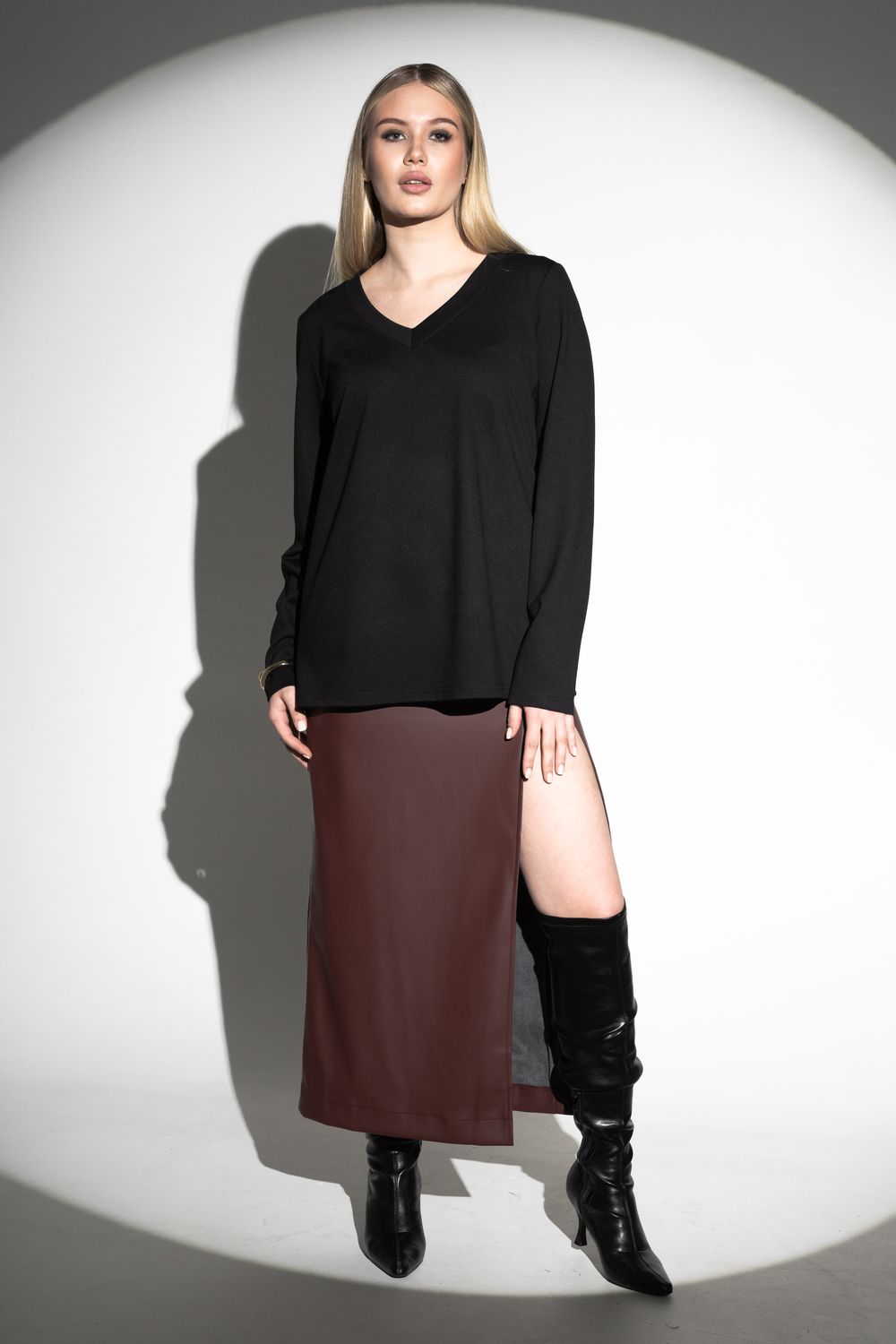 Лонгслив с V- образным вырезом - черный