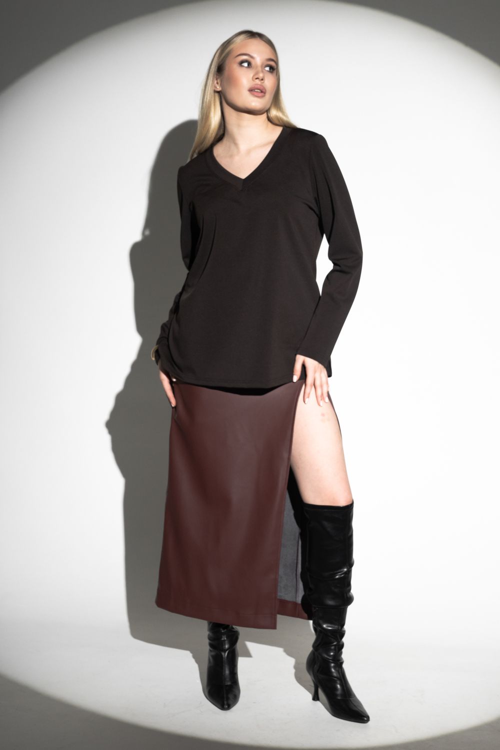 Лонгслив с V- образным вырезом - шоколад