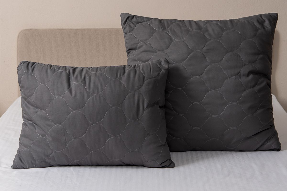 Подушка стеганая файбер  м/ф 550гр(пакет)(Н) - темно серый