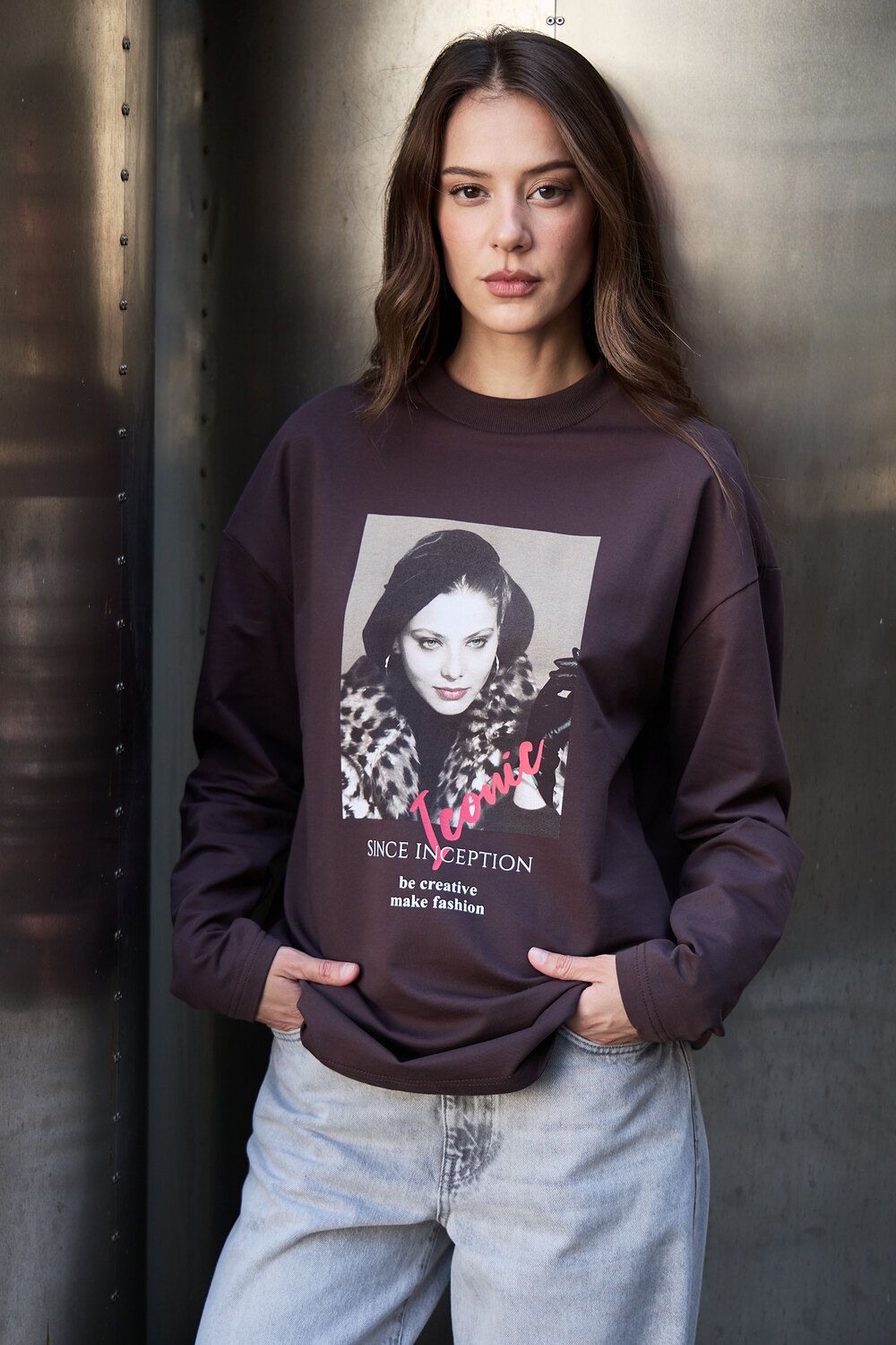 Лонгслив оверсайз с принтом - коричневый