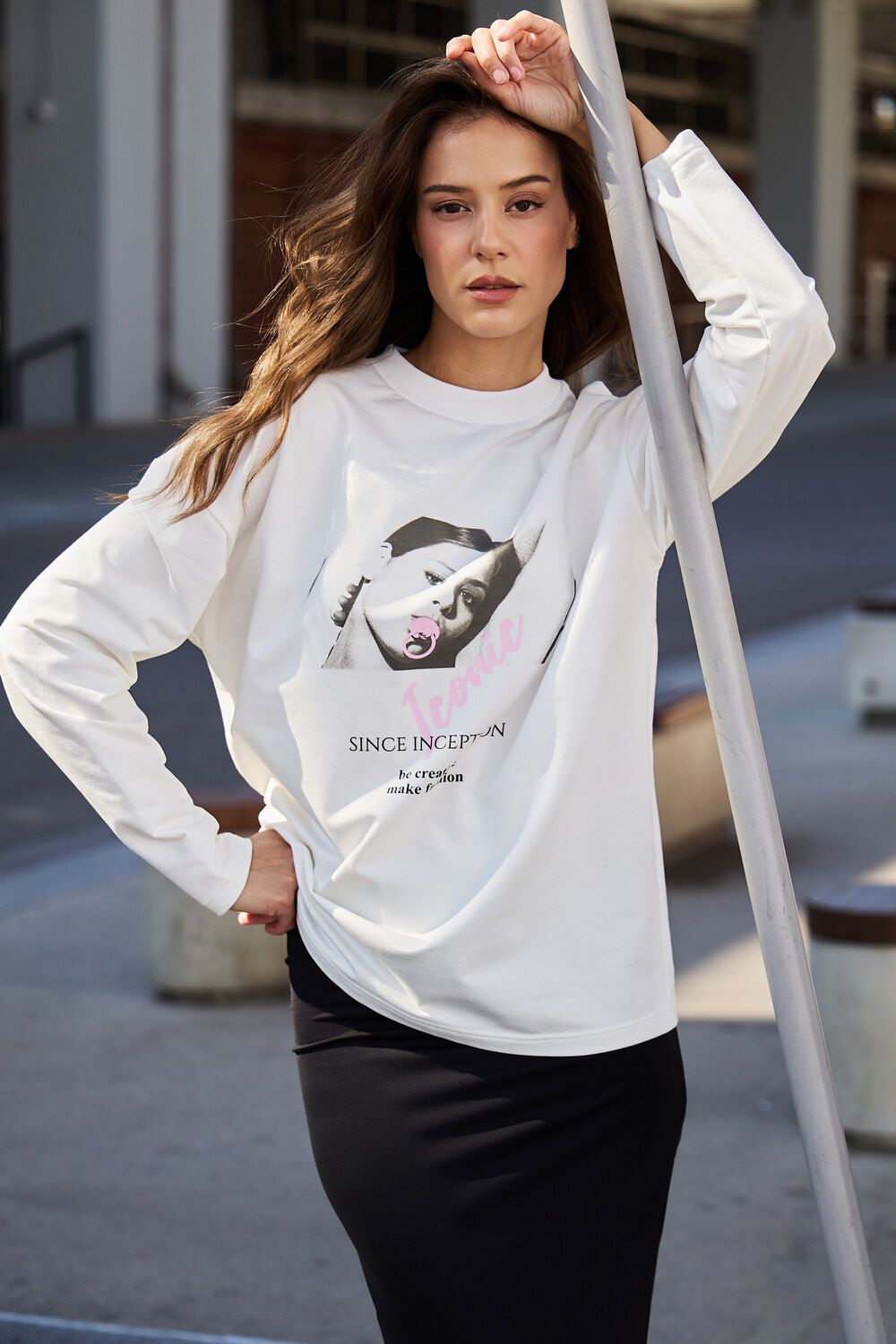 Лонгслив оверсайз с принтом - молочный