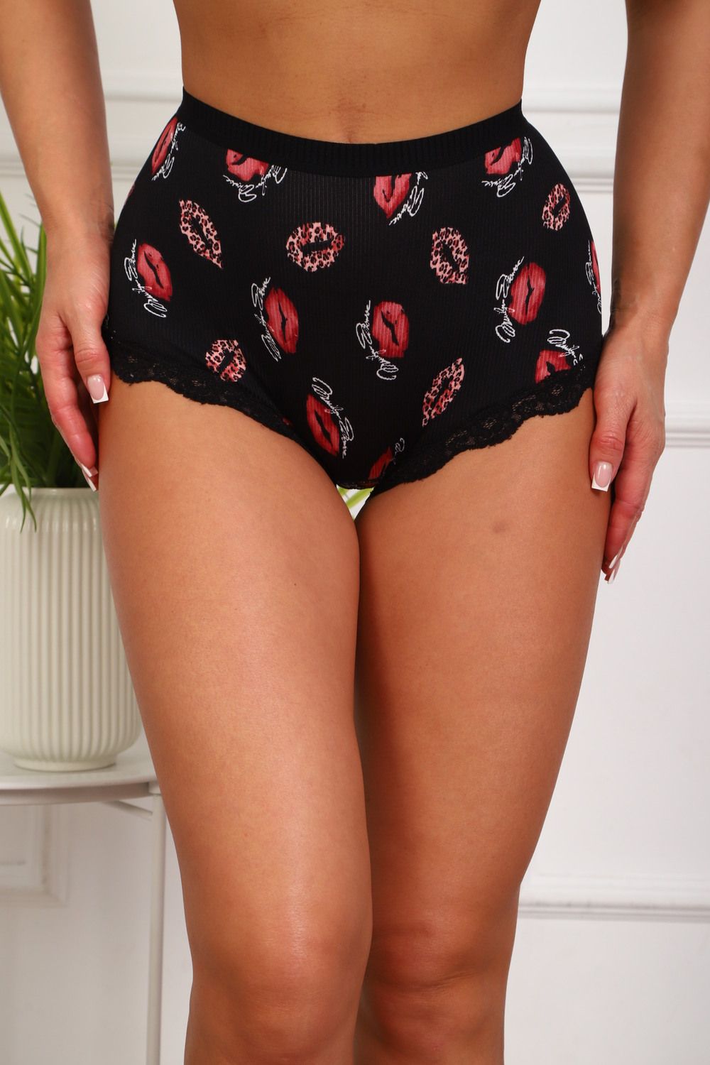 Трусы 64974 - губы на черном