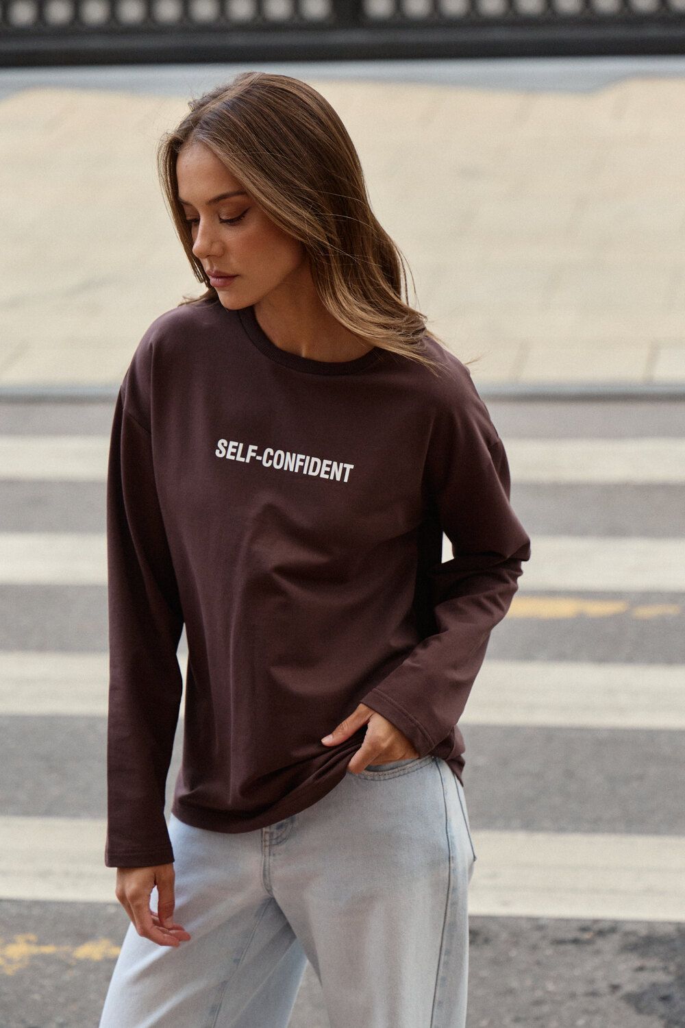 Лонгслив оверсайз с принтом SELF CONFIDENT - шоколадный